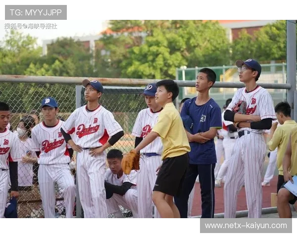 台湾学生体验浙江乡村棒球场，赞叹设施专业